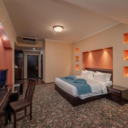 Jannat Regency Hotel Bisjkek Buitenkant foto