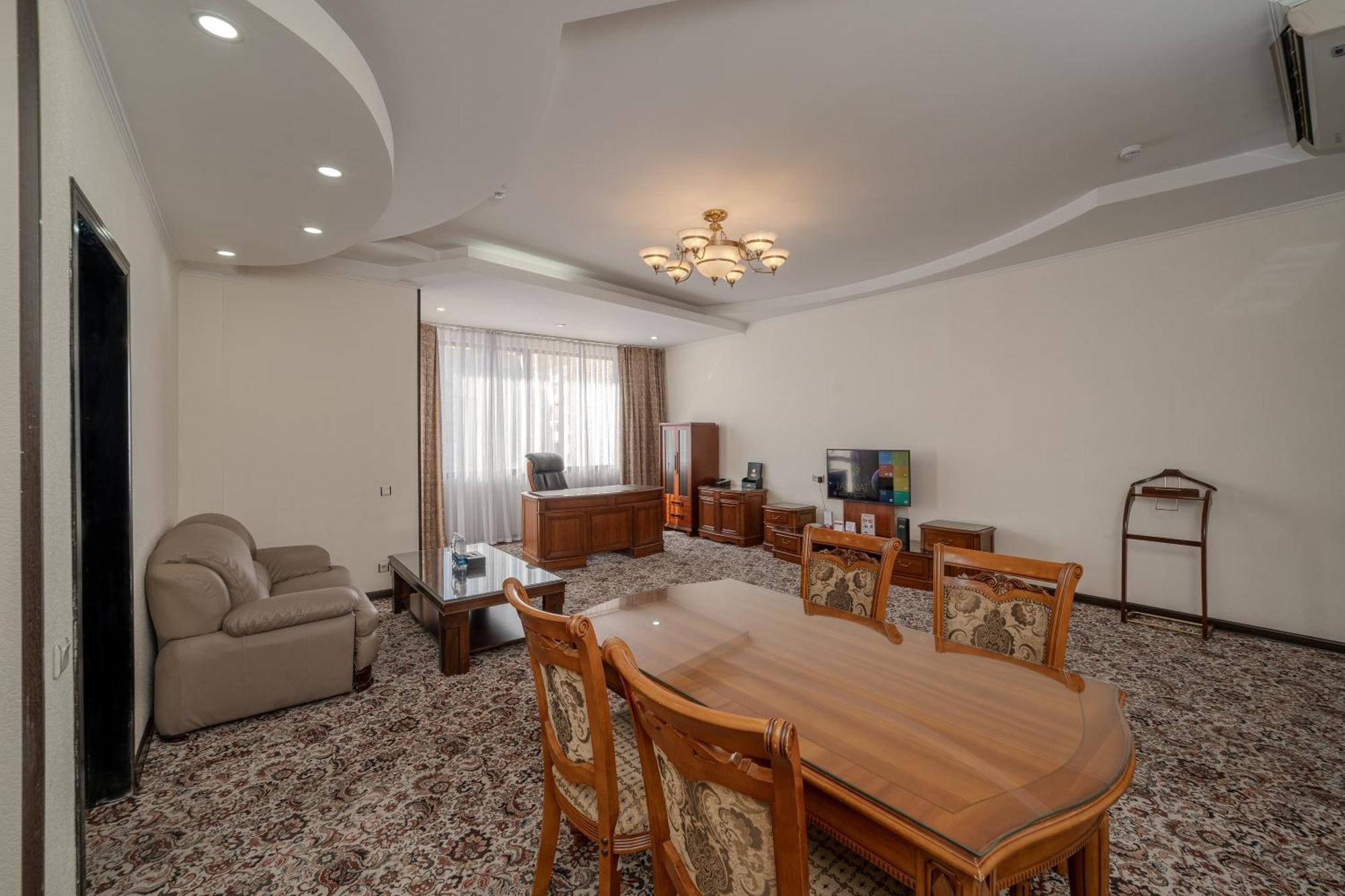 Jannat Regency Hotel Bisjkek Buitenkant foto