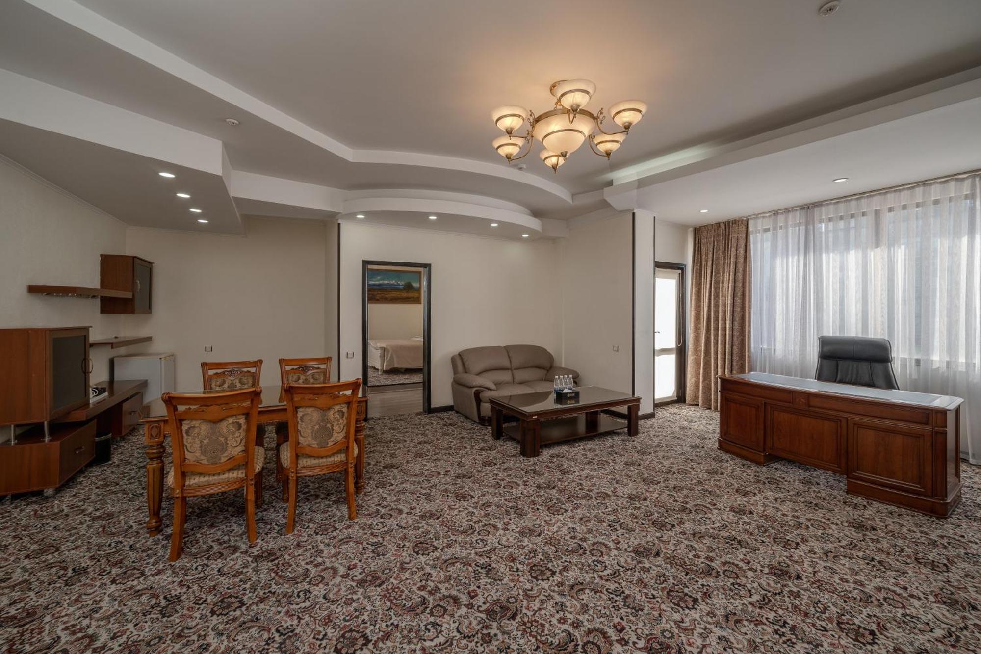 Jannat Regency Hotel Bisjkek Buitenkant foto