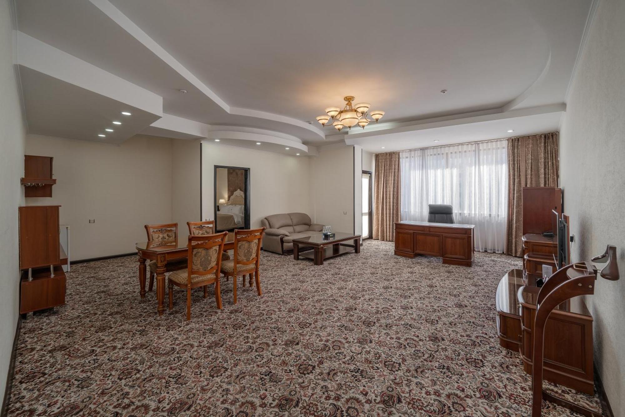 Jannat Regency Hotel Bisjkek Buitenkant foto