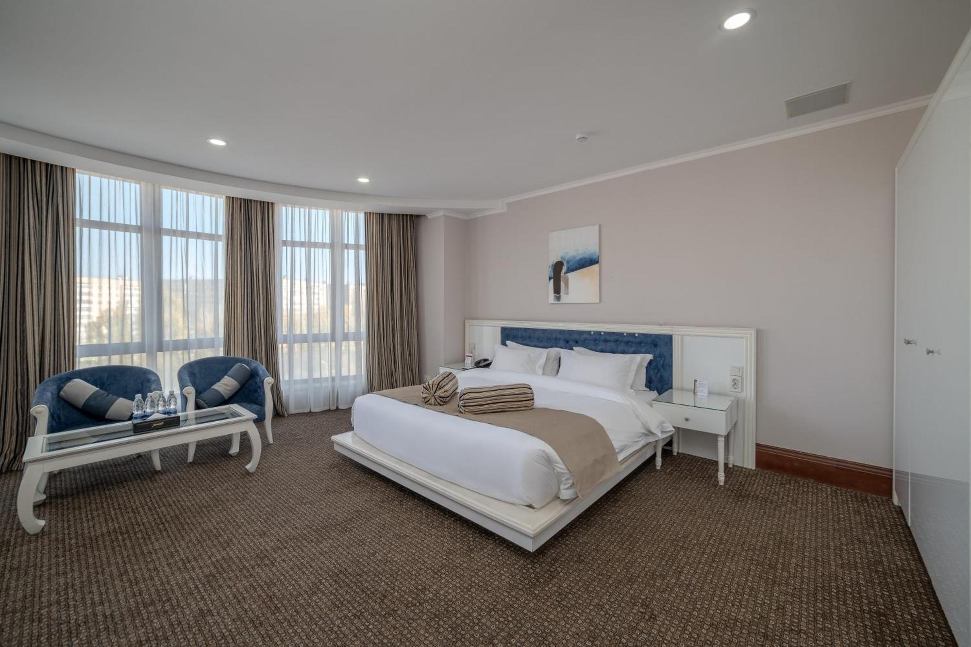 Jannat Regency Hotel Bisjkek Buitenkant foto